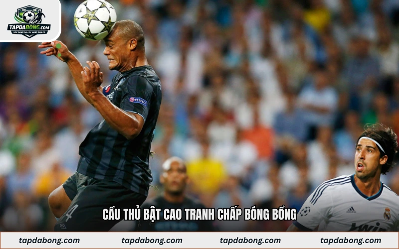 Cầu thủ bật cao tranh chấp bóng bổng