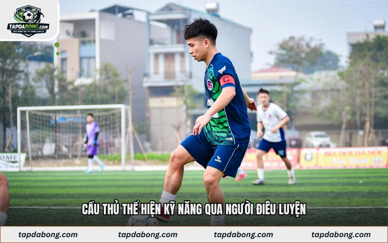 Cầu thủ thể hiện kỹ năng qua người điêu luyện