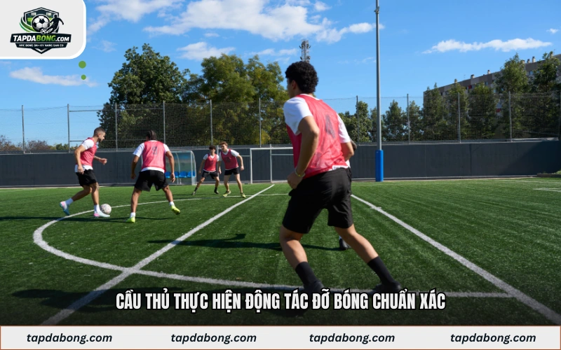 Cầu thủ thực hiện động tác đỡ bóng chuẩn xác