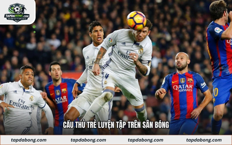 Cầu thủ trẻ luyện tập trên sân bóng