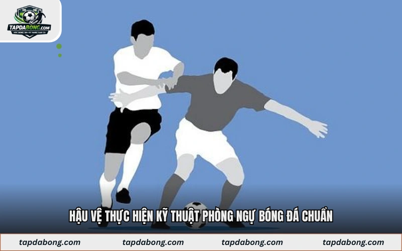Hậu vệ thực hiện kỹ thuật phòng ngự bóng đá chuẩn