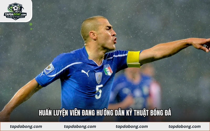 Huấn luyện viên đang hướng dẫn kỹ thuật bóng đá