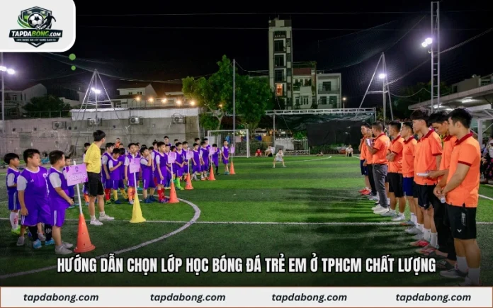Trẻ em tập luyện bóng đá tại lớp học bóng đá trẻ em ở TPHCM