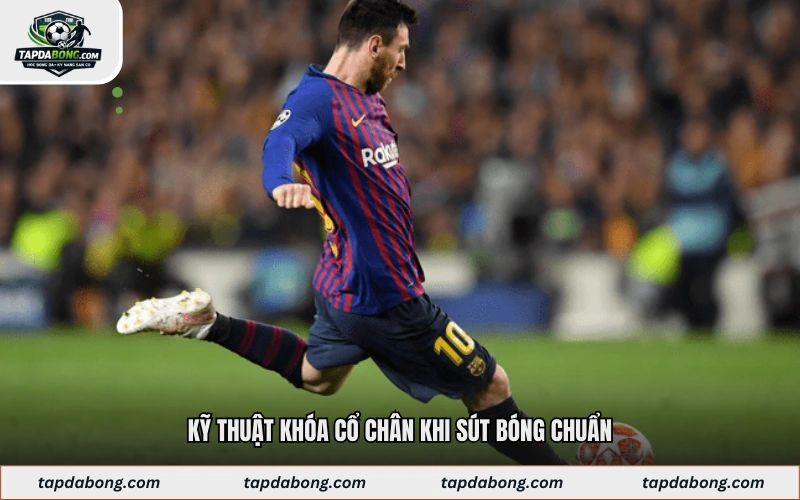 Kỹ thuật khóa cổ chân khi sút bóng chuẩn