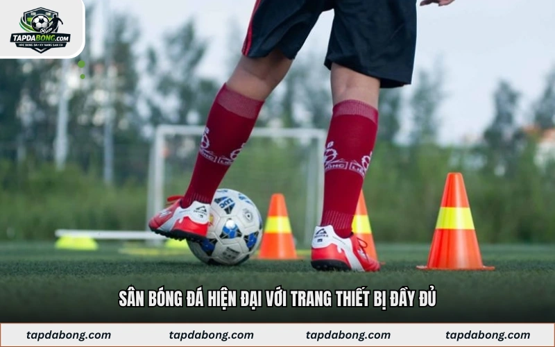 Sân bóng đá hiện đại với trang thiết bị đầy đủ