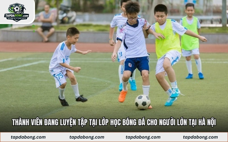 Thành viên đang luyện tập tại lớp học bóng đá cho người lớn tại Hà Nội