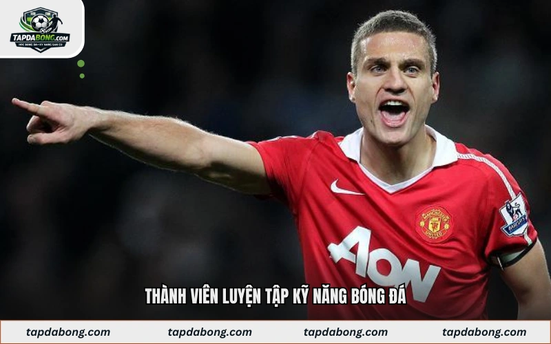 Thành viên luyện tập kỹ năng bóng đá