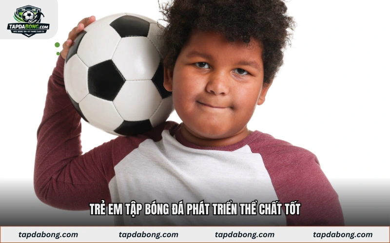 Trẻ em tập bóng đá phát triển thể chất tốt