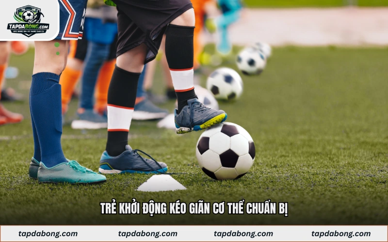 Trẻ khởi động kéo giãn cơ thể chuẩn bị