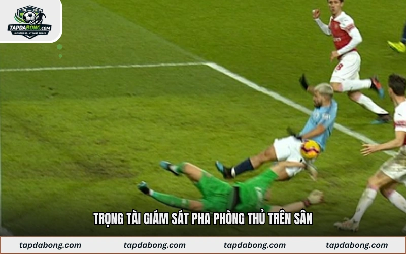 Trọng tài giám sát pha phòng thủ trên sân