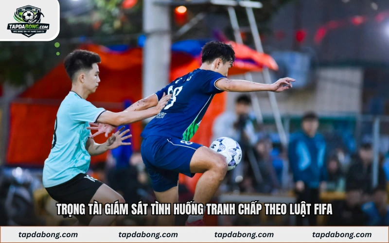 Trọng tài giám sát tình huống tranh chấp theo luật FIFA