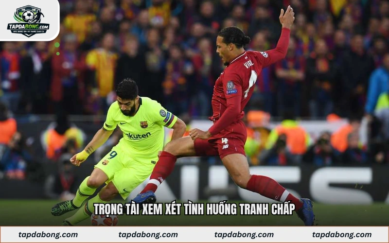 Trọng tài xem xét tình huống tranh chấp